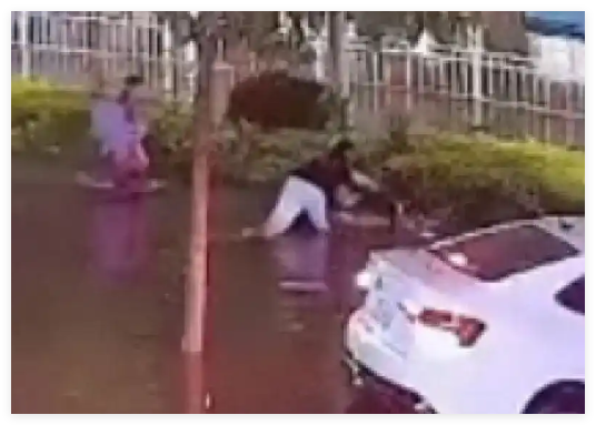 三人暴雨中合力救下坠井女孩 背后真相实在让人惊愕