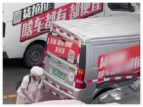 充电位被占用 司机持灭火器连砸多车 究竟是怎么回事？