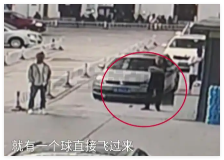 男子被飞来足球砸中后脑勺进ICU 背后真相实在让人惊愕