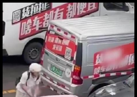 充电位被占用 司机持灭火器连砸多车 内幕曝光简直太意外了