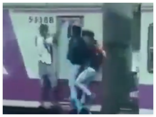 印度列车超载 乘客挂门外遭撞击身亡 究竟是怎么回事？