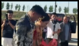 新娘墓前拜别母亲红盖头飘落 究竟是怎么回事？