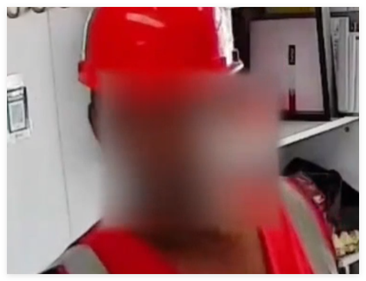男子进店用理发店剪子开瓶口被叫停 究竟是怎么回事？