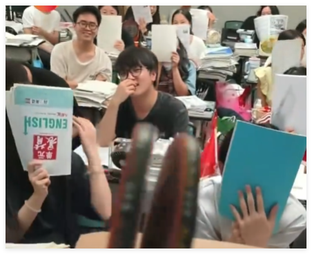 四川00后班主任返还三年暂扣物品 究竟是怎么回事？