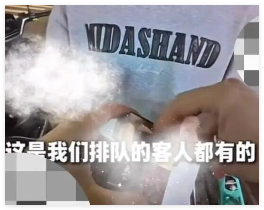 向排队顾客派发香烟槟榔 糖水铺道歉 背后真相实在让人惊愕