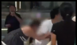 女子商场遛狗不拴绳 被人摔狗扇耳光 究竟是怎么回事？