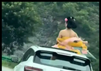 女子探出天窗拍古风视频被罚款 这不是拿安全开玩笑么