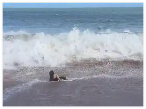 母亲救溺水女儿 两人均被海浪卷走 简直太让人后怕