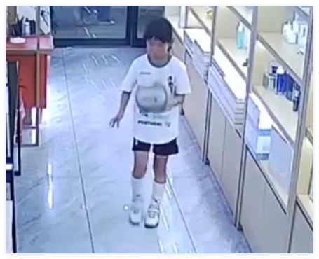女孩在自家店里完成12部位颠球 画面曝光简直太惊艳了