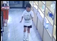 女孩在自家店里完成12部位颠球 真的是天赋拉满啊
