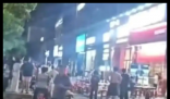 小区住户朝楼下火锅店泼黄色液体 这也太可怕了