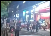 小区住户朝楼下火锅店泼黄色液体 这也太可怕了