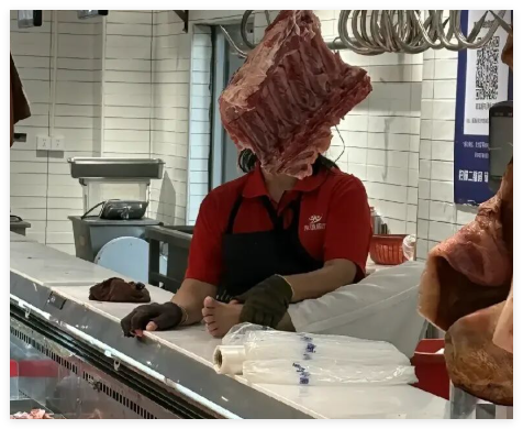 超市回应员工抠脚后给顾客挑肉 这也太恶心了