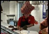 超市回应员工抠脚后给顾客挑肉 画面曝光简直太恶心