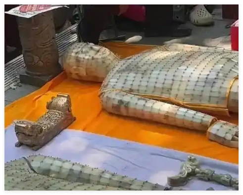 长沙文玩地摊惊现两套“金缕玉衣” 到底是不是真的？