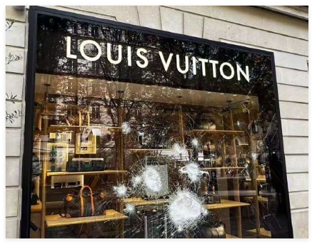 LV门店因厚重防护玻璃躲过一劫 实在太恐怖了