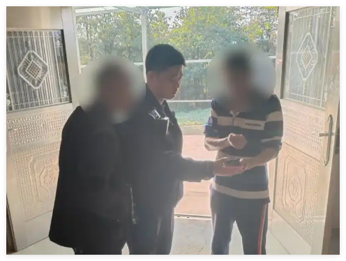 男子把银行卡藏鞋里寄出 父亲报案 八旬老人识破骗局