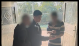 男子把银行卡藏鞋里寄出 父亲报案 八旬老人识破骗局