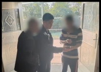 男子把银行卡藏鞋里寄出 父亲报案 百般劝阻未果