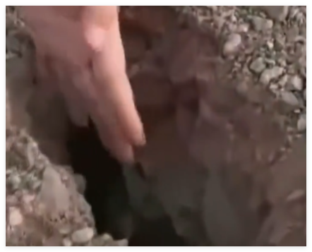 西藏地震现场地面的裂缝比手宽 足见地震强度之大