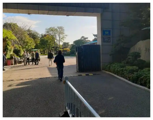 “神探”李昌钰悼念花篮排了近百米 还有一个来自烧饼店的花篮