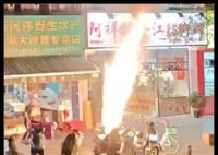 厦门一电动车起火喷出数米高烈焰 简直让人惊呆了