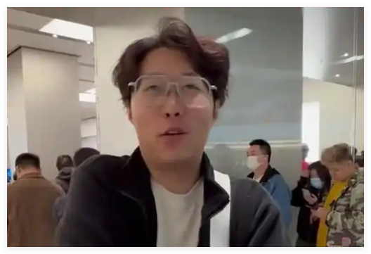 郑州小哥因为网卡抢到两台苹果折叠屏 这运气也是没谁了