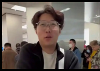 郑州小哥因为网卡抢到两台苹果折叠屏 媳妇一台自己一台