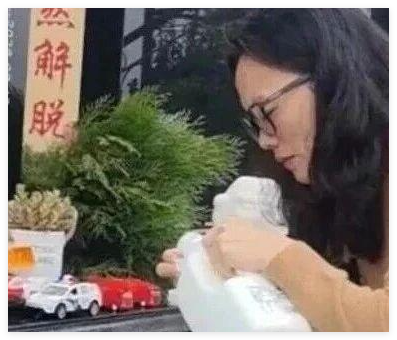 坠亡幼童父亲称13万丧葬费对得起孩子 实在太悲剧了